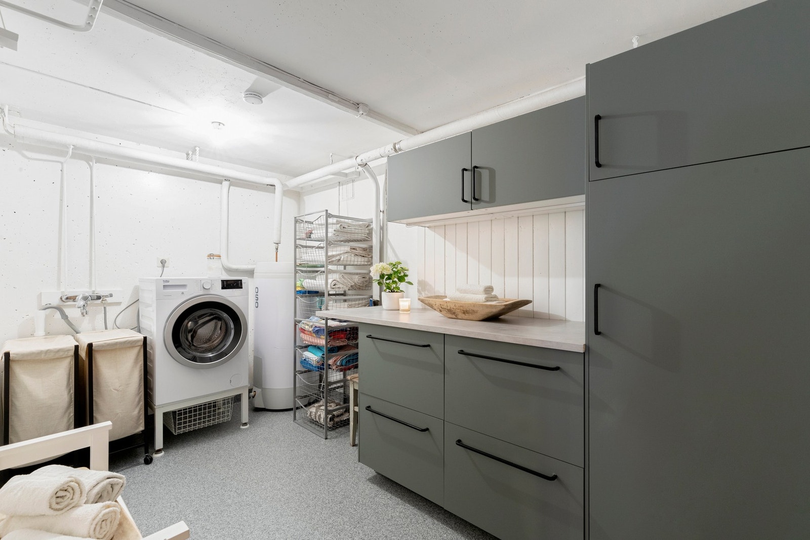 Vaskerommet ble pusset opp i 2023 med nytt linoleumsgulv med varmekabler og innredning Galleribilde