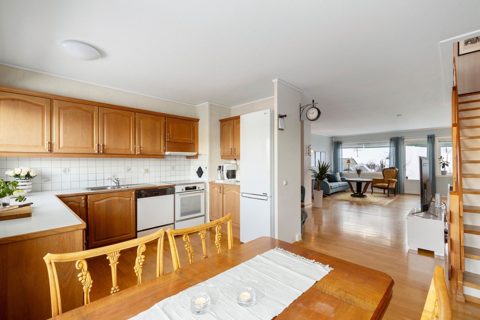 Her har du et stort kjøkken på 16,2 kvm. Komfyr og kjøleskap medfølger ikke Galleribilde