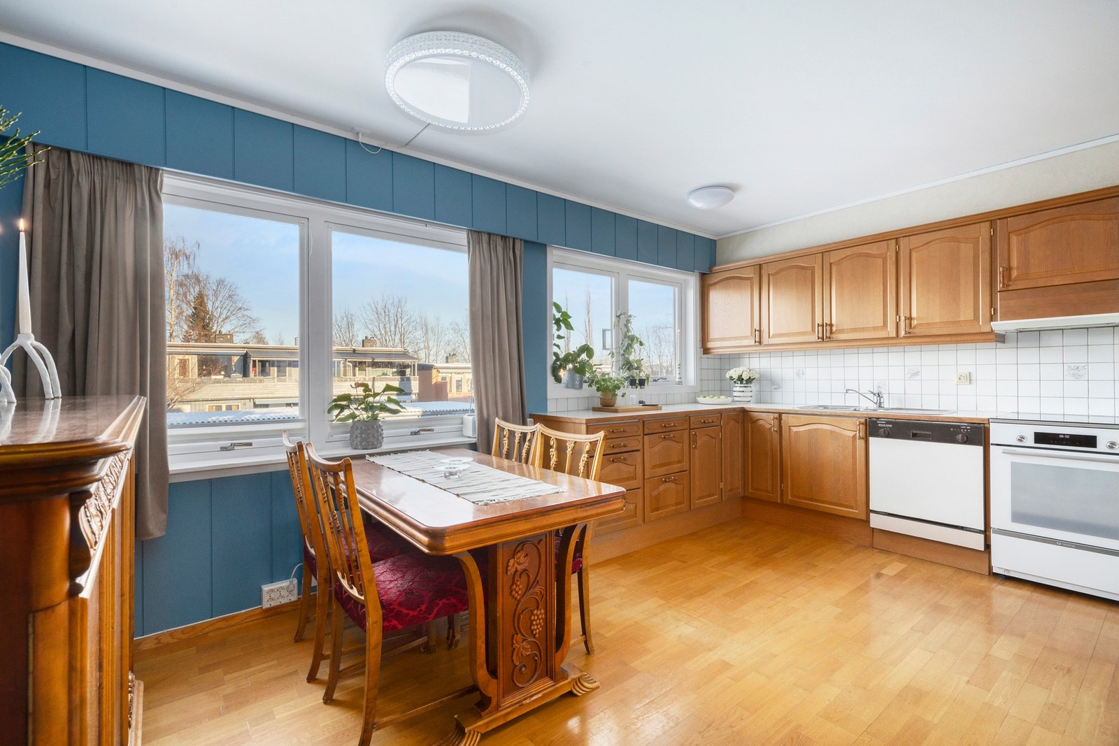 Ved vinduet er det god plass til koselig spisegruppe Galleribilde