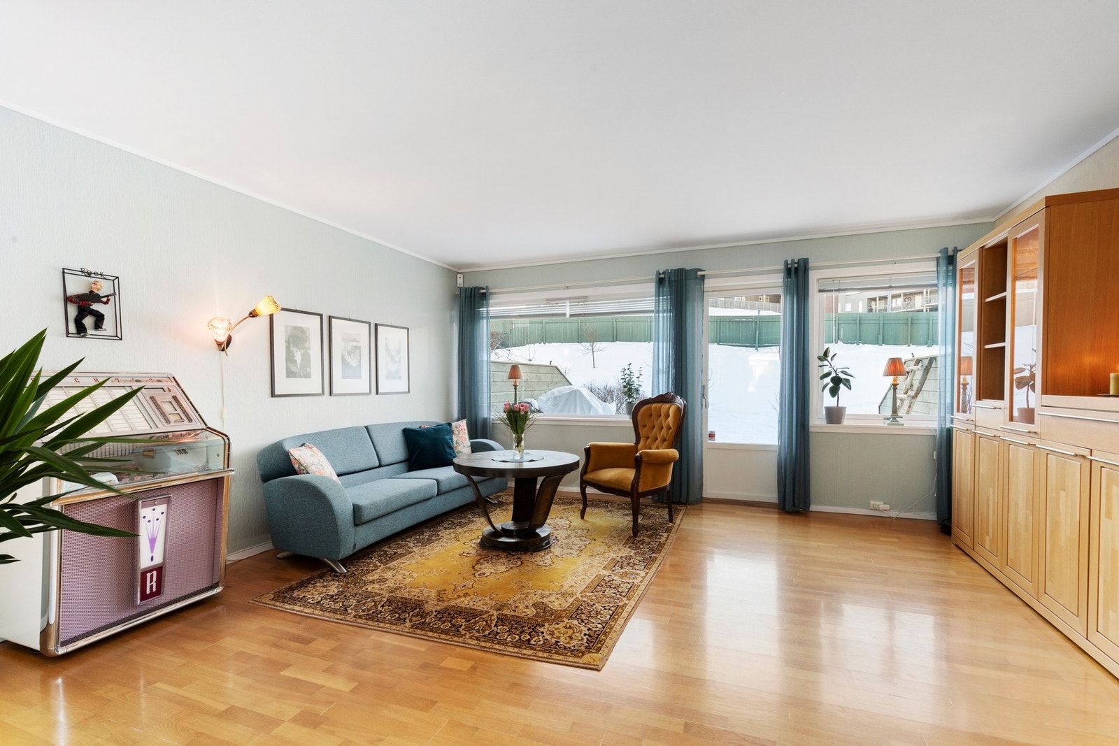 Stor og romslig stue på 34,3 kvm. Med vinduer på begge sider kommer det godt med naturlig lys inn Galleribilde