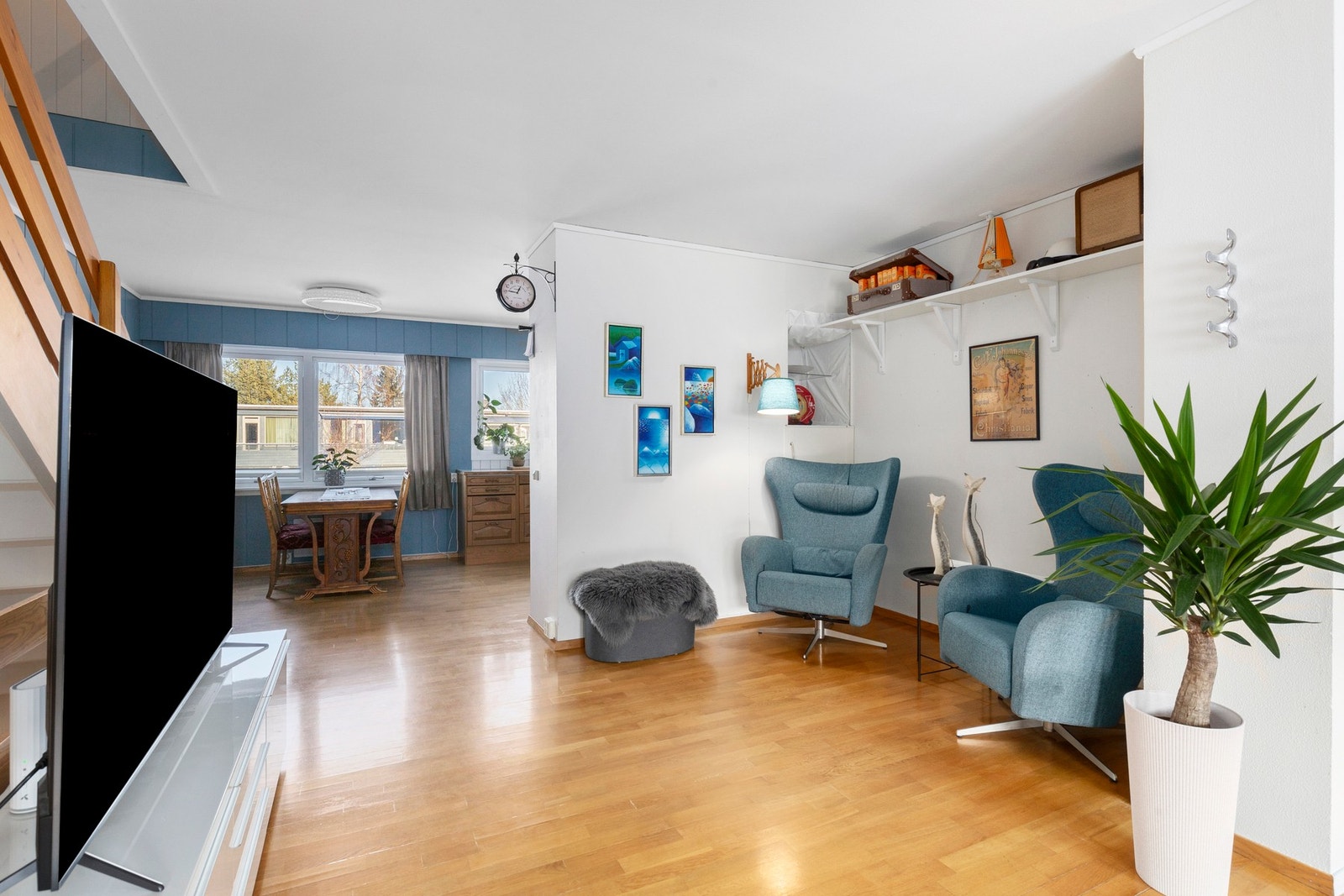 Taket i stuen/kjøkkenet er malt i nyere tid, samt taket i hallen i sokkeletasjen Galleribilde