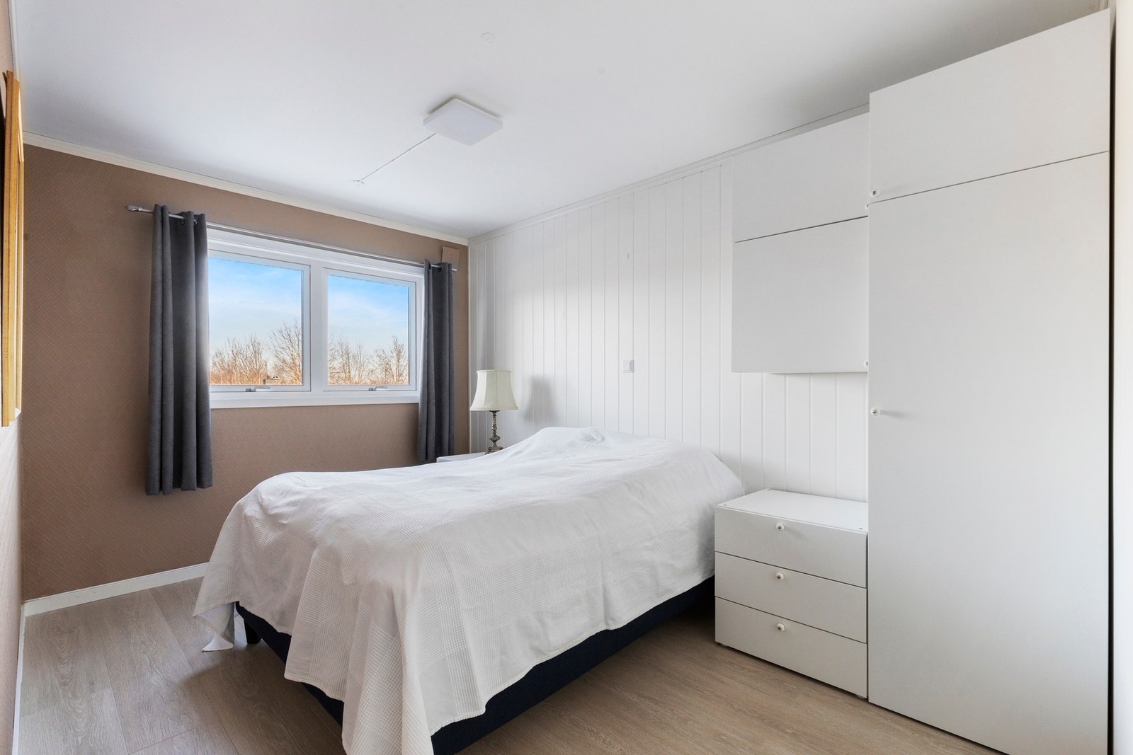 Det andre soverommet er på 10,6 kvm. Her er det lagt nytt lekket gulv i likhet med gangen i etasjen Galleribilde