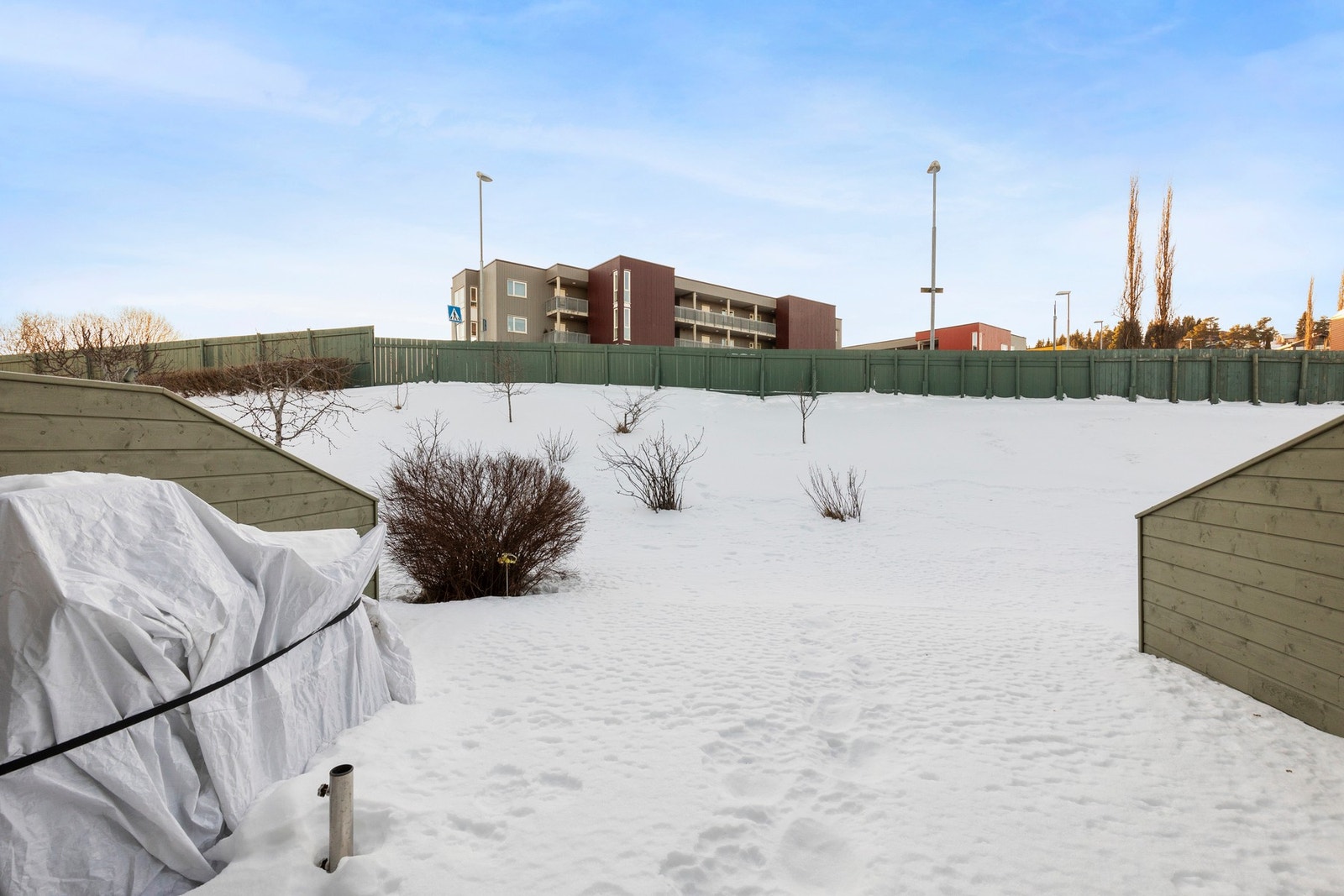 Her innreder du den sørvendte terrassen slik du selv ønsker, og nyter den lange solgangen. I hagen er det plantet flere bærbusker av blant annet rips, solbær og et kirsebærtre Galleribilde