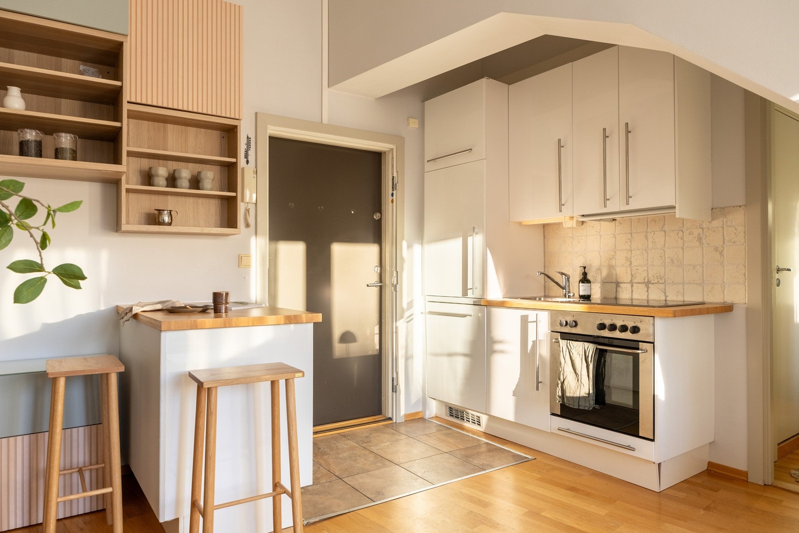 Tidsmessig kjøkkeninnredning med et moderne uttrykk. Galleribilde