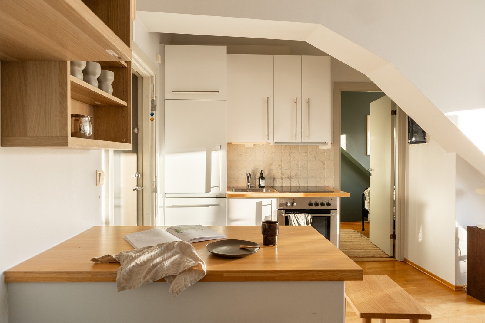 Det er en fin kombinasjon av skap- og benkeplass for både oppbevaring og matlaging. Galleribilde