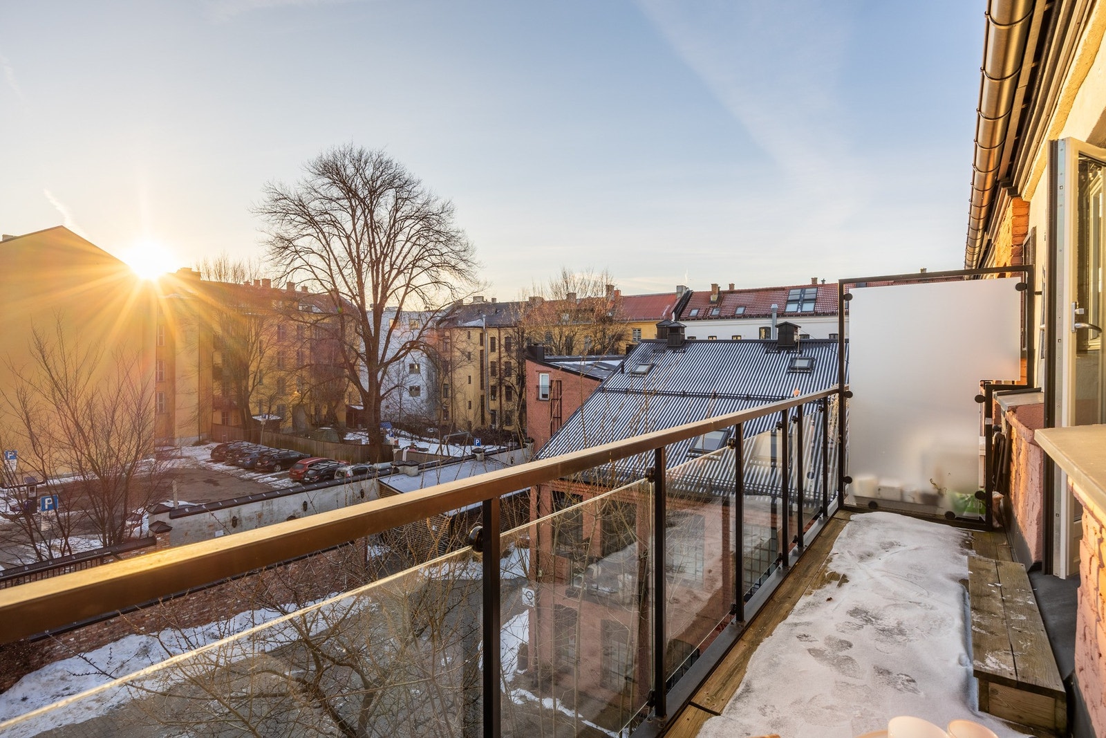 Koselig balkong på 6 kvm med god plass for ønsket utemøblement. Galleribilde