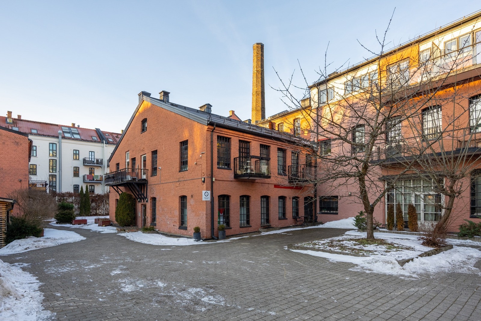 Sjarmen og særpreget sitter igjen i veggene i det gamle fabrikkbygget. Galleribilde