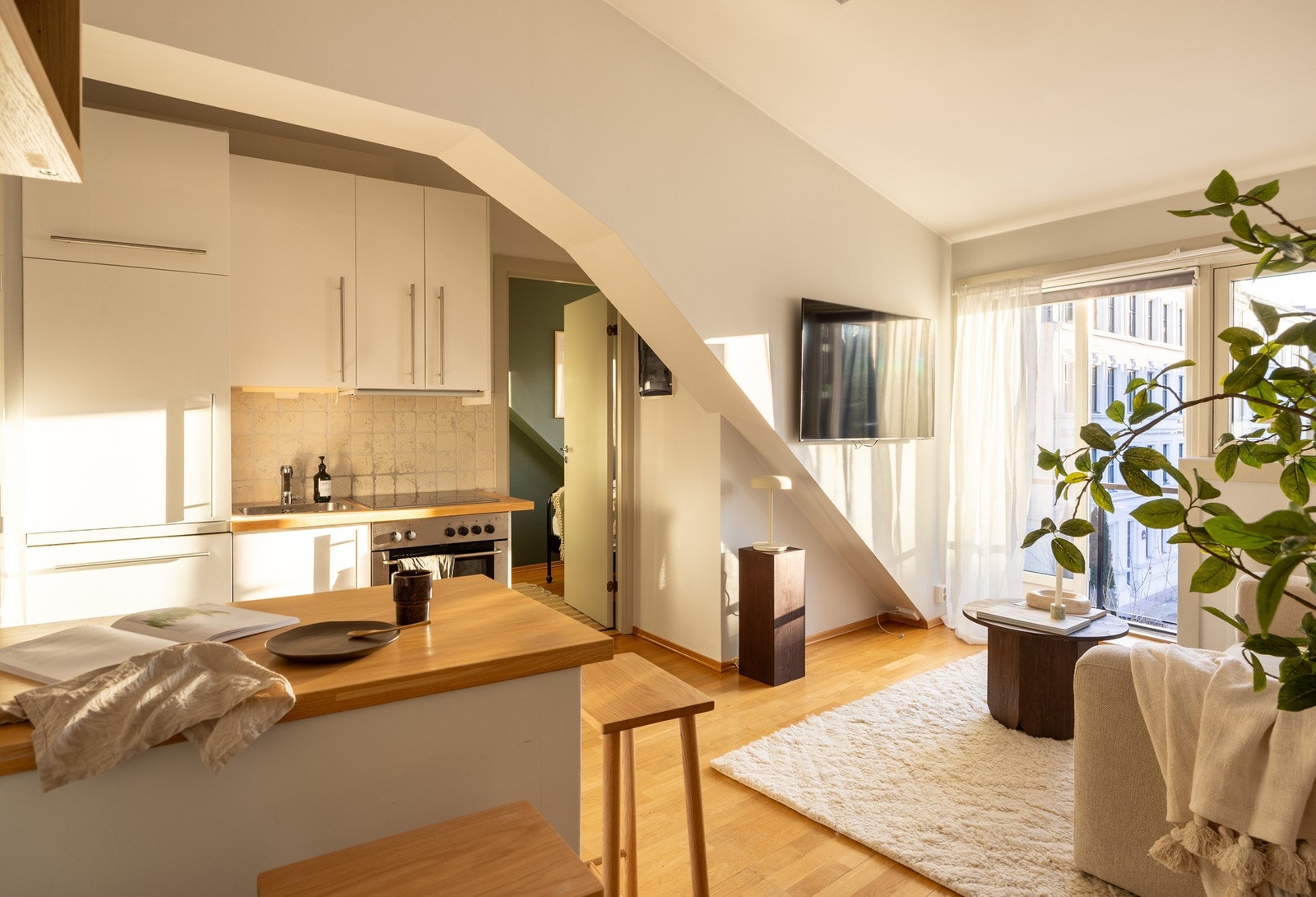 Overflatene er malt i en behagelig fargetone og på gulvet er det lagt parkett. Galleribilde