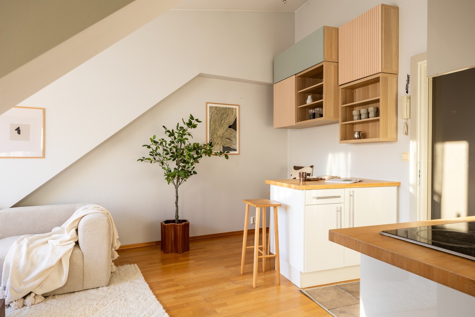 Det er god takhøyde opptil 3,35 meter som gir en luftig romfølelse. Galleribilde