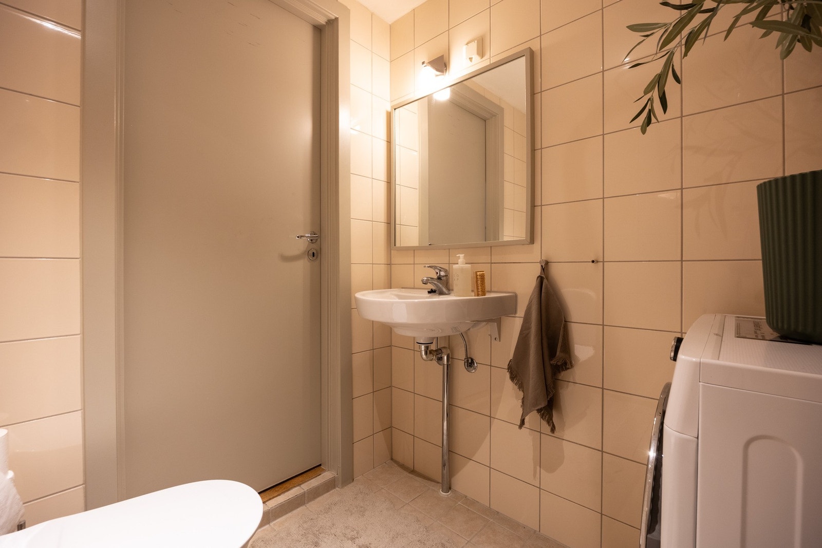 Det er gulvvarme og nedsenket himling med downlights. Galleribilde