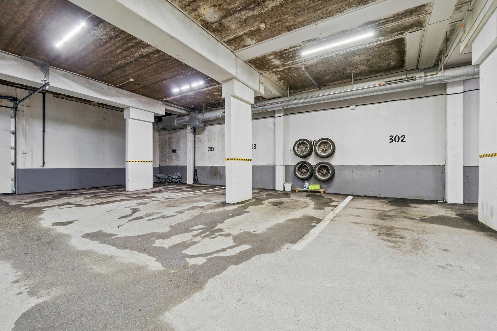 Innendørs parkering. Galleribilde