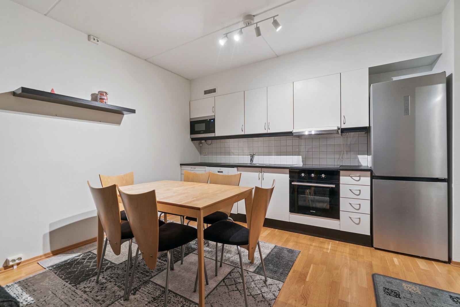 Her er det en åpen stue-/kjøkkenløsning med plass til spisebord i overgangen. Galleribilde