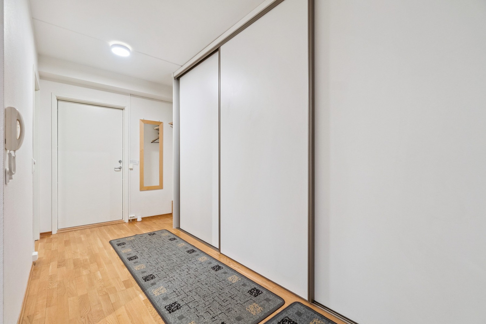 I entréen finner du skyvedørsgarderobe for en stilren og praktisk oppbevaring av klær o.l. Galleribilde