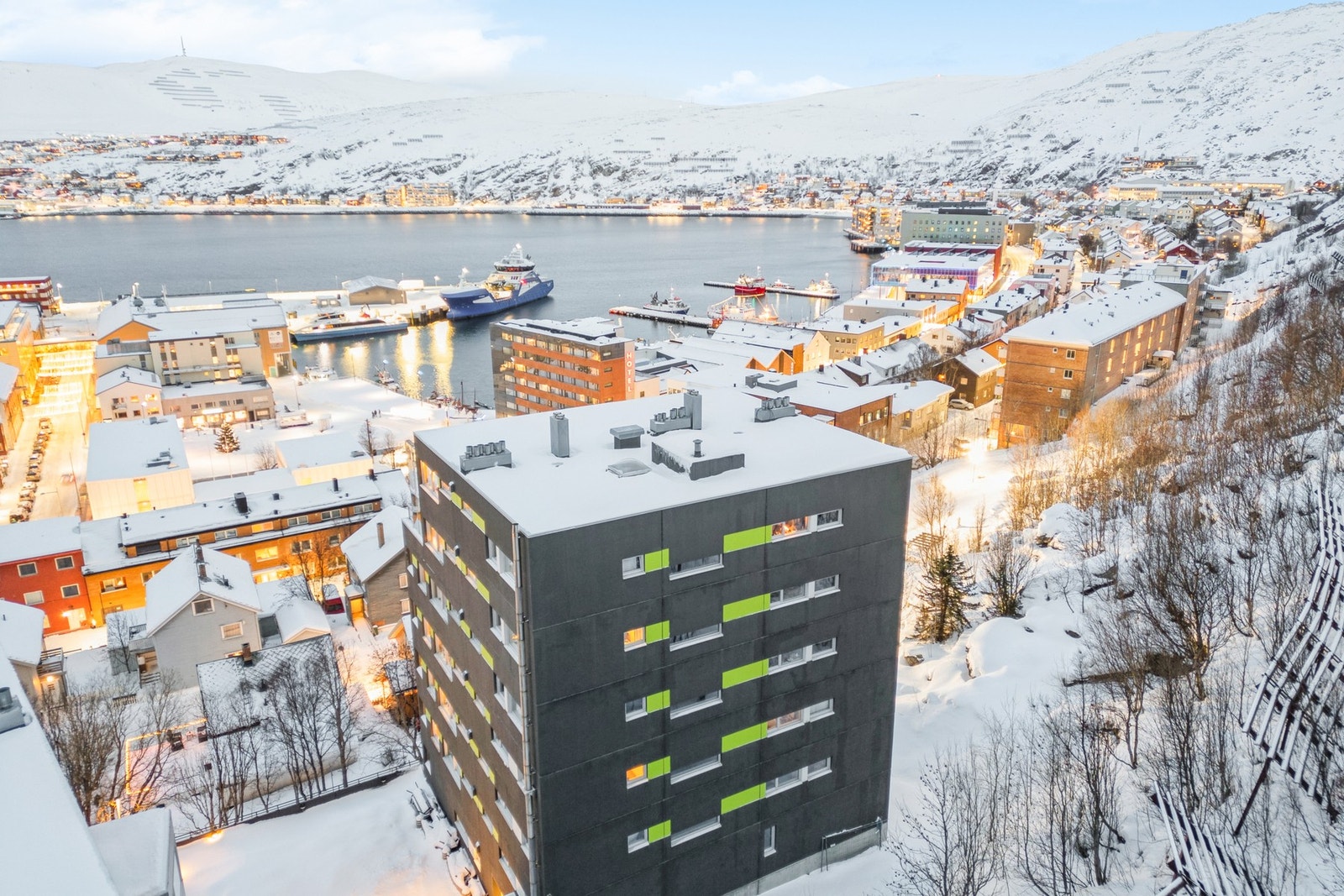 Nærområdet har et variert utvalg av blokk- og boligbebyggelse, kulturhus, kino, butikker, m.m. Galleribilde