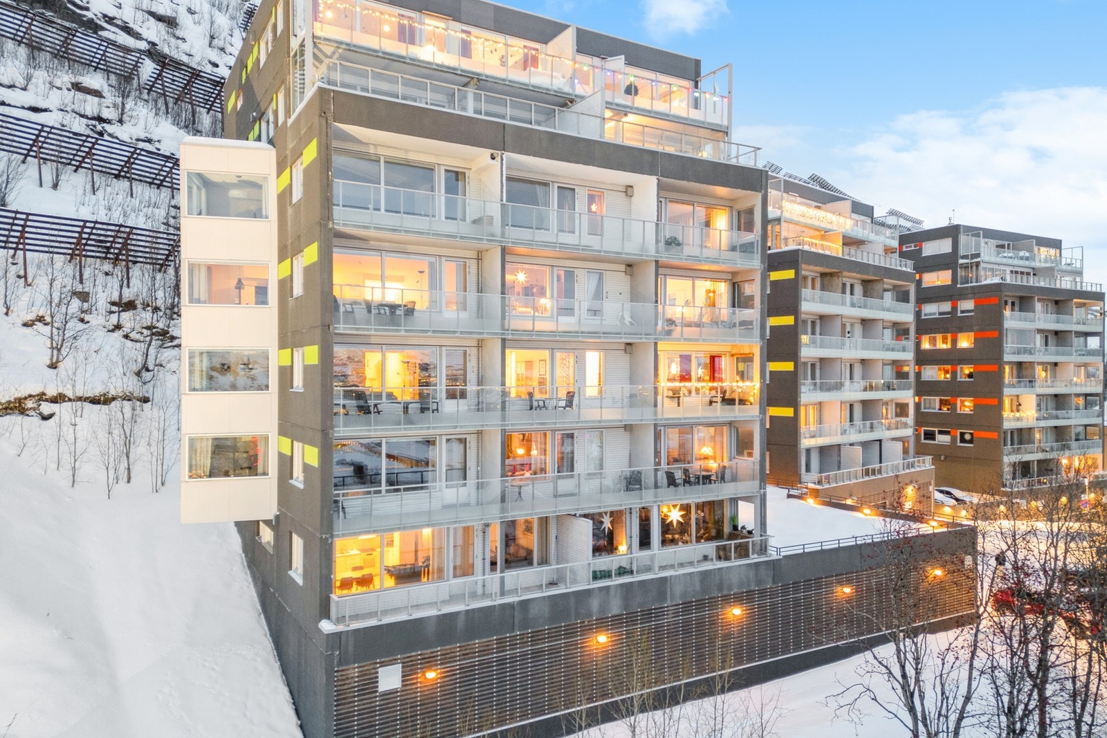 Boligen ligger svært sentralt og populært til i Hammerfest sentrum, like utenfor bykjernen. Galleribilde