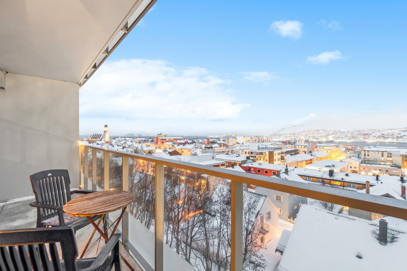 Boligen har en flott utsikt og egen balkong, hvor du kan nyte finværsdager året rundt. Galleribilde