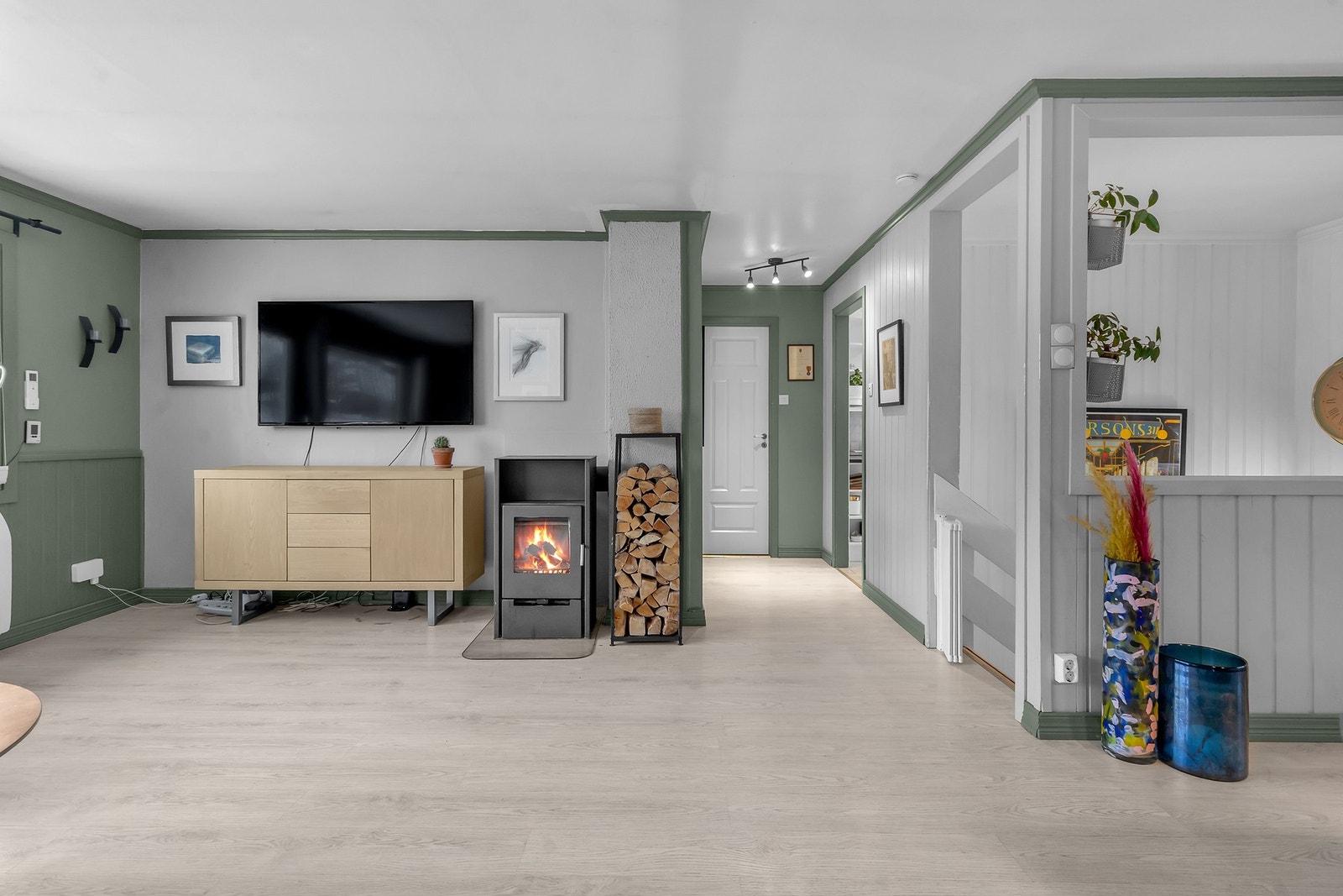 - Hyggelig med vedovn som kommer godt med på mørke høst/vinterdager - Galleribilde