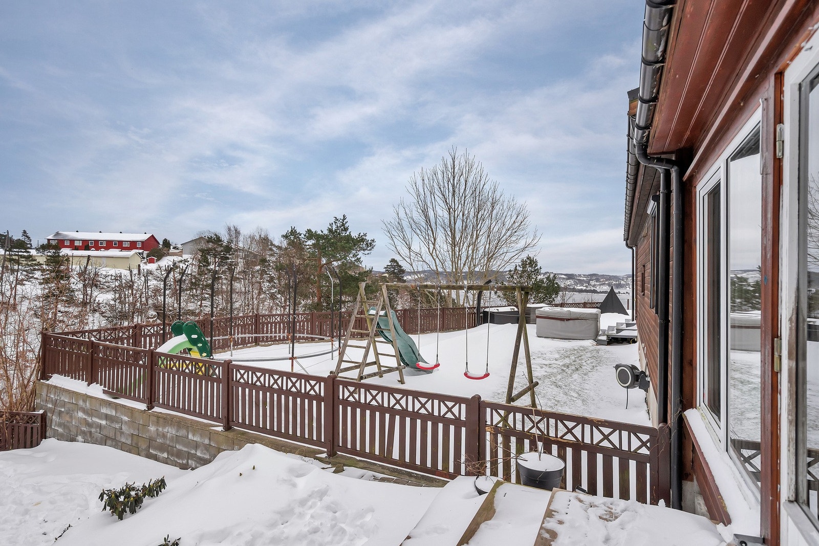 - Fra hagen er det også fin utsikt - Galleribilde