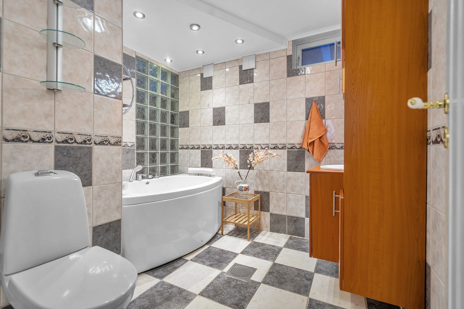 - Flislagt bad med badekar og varmekabler i gulv - Galleribilde