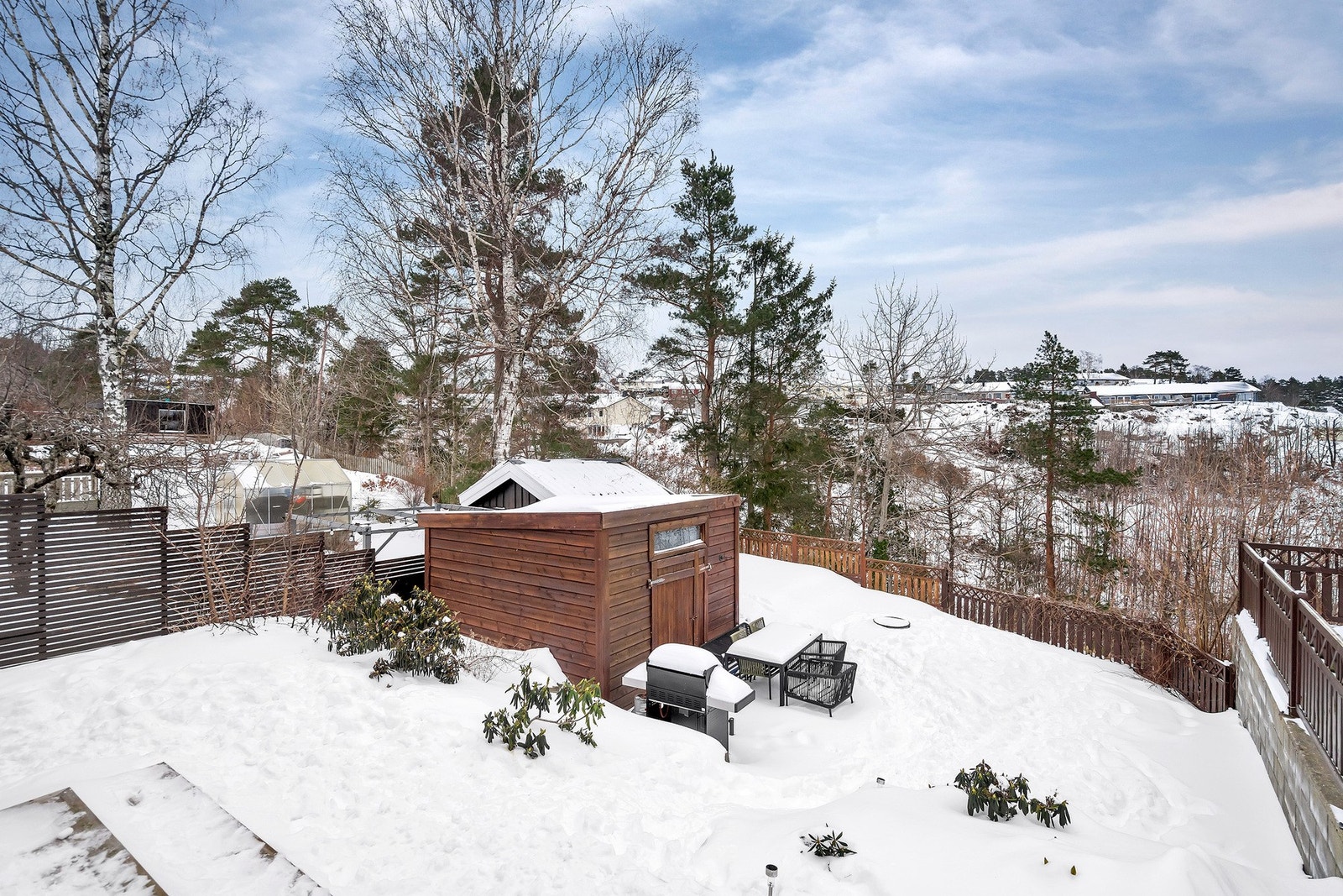 - Hagen/uteområdet er gjerdet inne som er praktisk for barnefamilier | Utebod for oppbevaring/lagring - Galleribilde