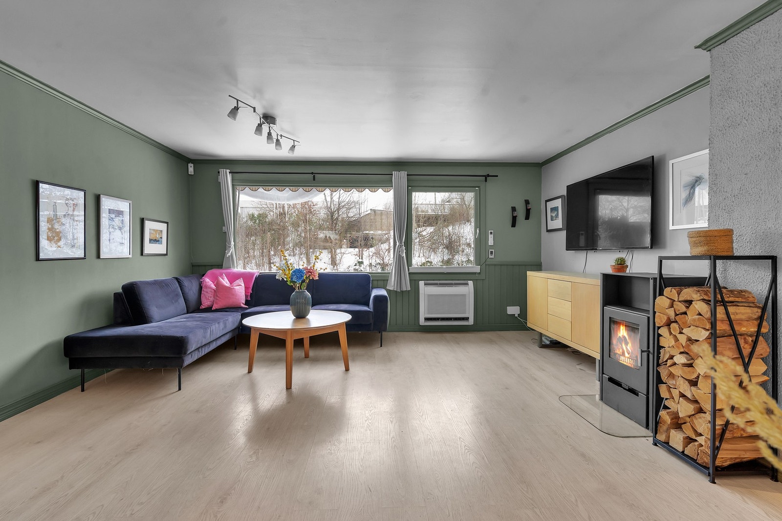 - Velkommen inn | Romslig stue malt i moderne fargevalg - Galleribilde