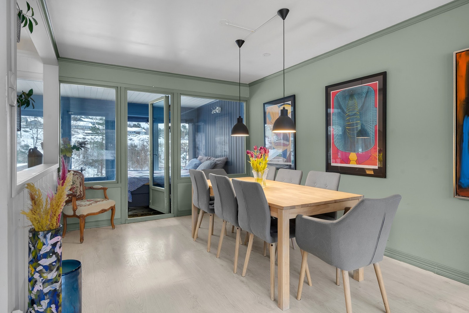 - Stor plass til spisestue og direkte utgang til en isolert 'vinterhage' (blir i dag brukt til soveværelse) - Galleribilde