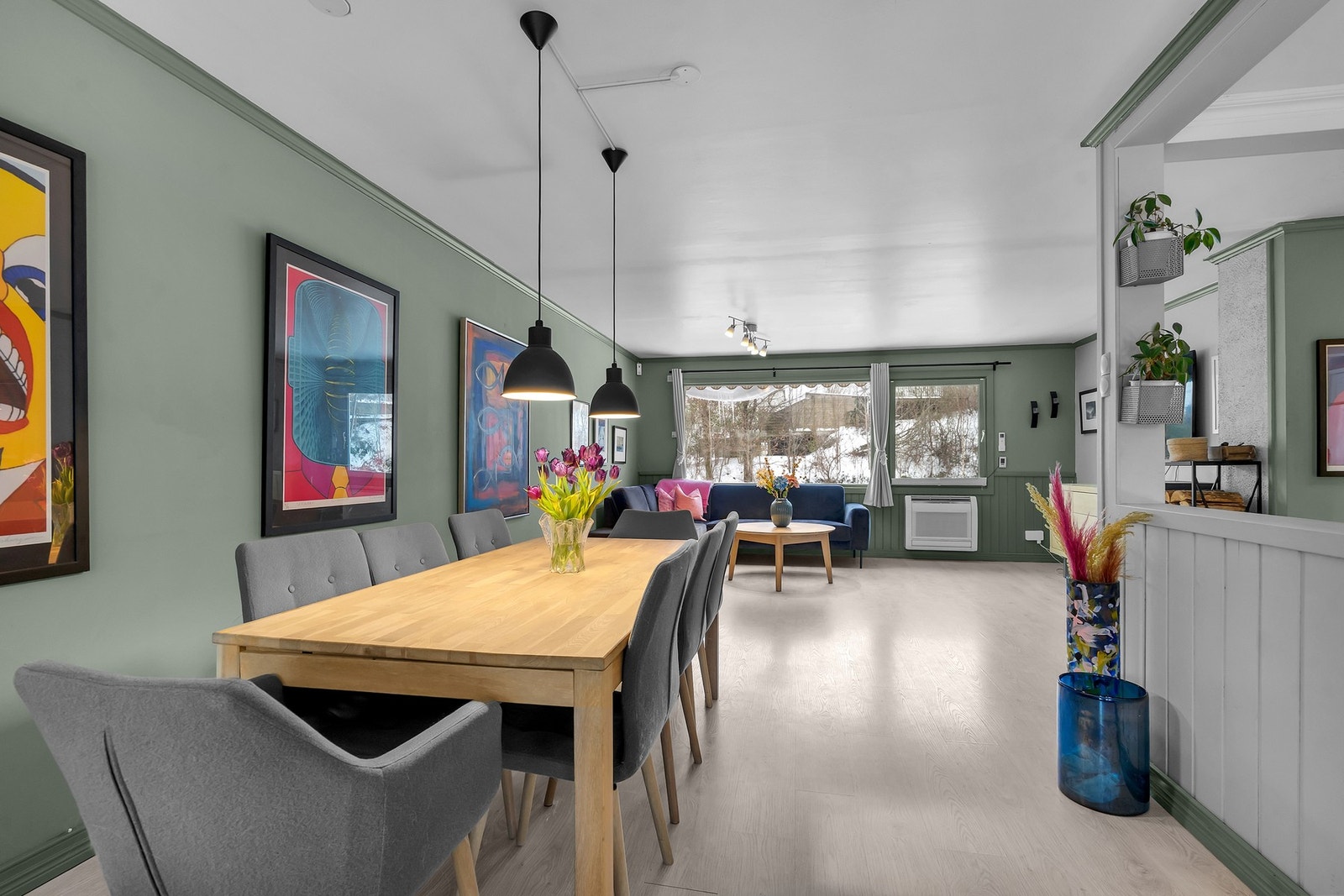 - God plass til sofagruppe og spisebord | Stuen er også delt i forskjellige soner, som gjør det praktisk å innrede - Galleribilde