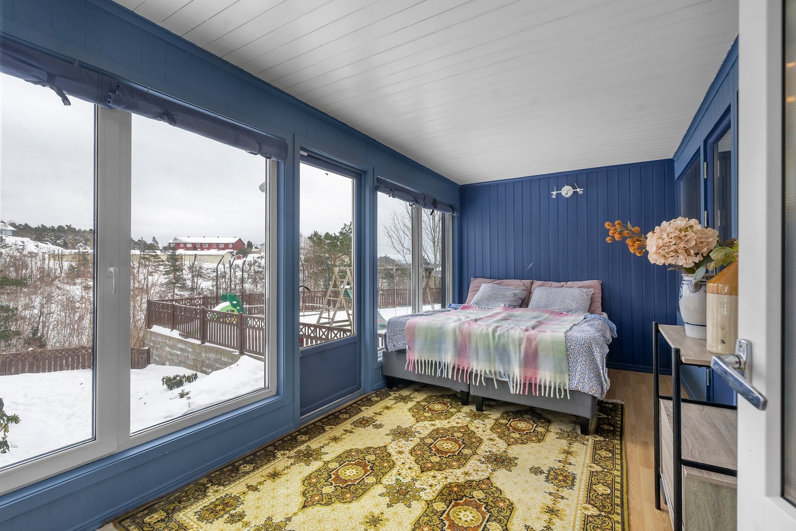 - Fra 'vinterhagen' er det direkte utgang til stor uteplass - Galleribilde