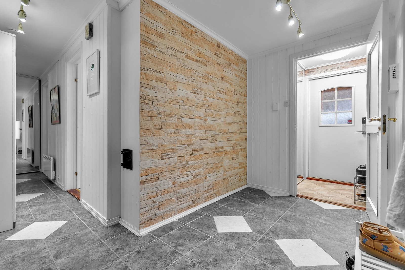 - I første etasjen finner vi gang og flere soverom - Galleribilde