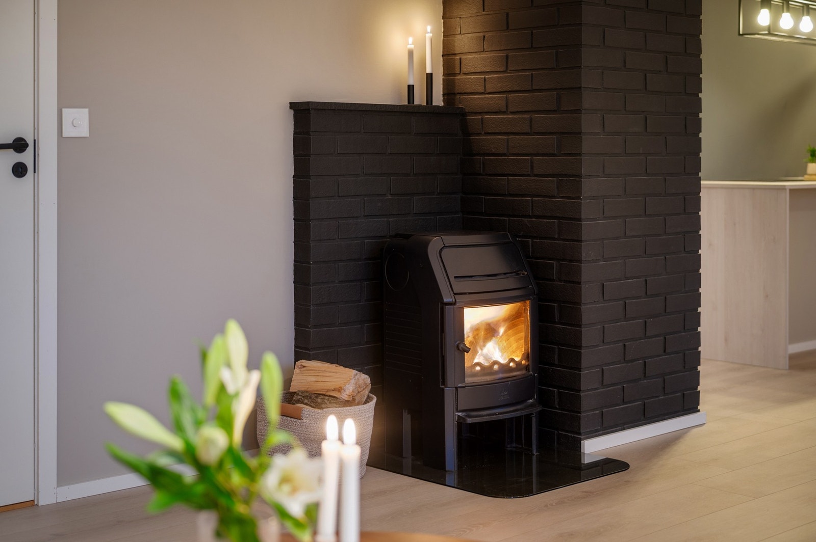 Boligen har både vedfyring og varmepumpe. Galleribilde