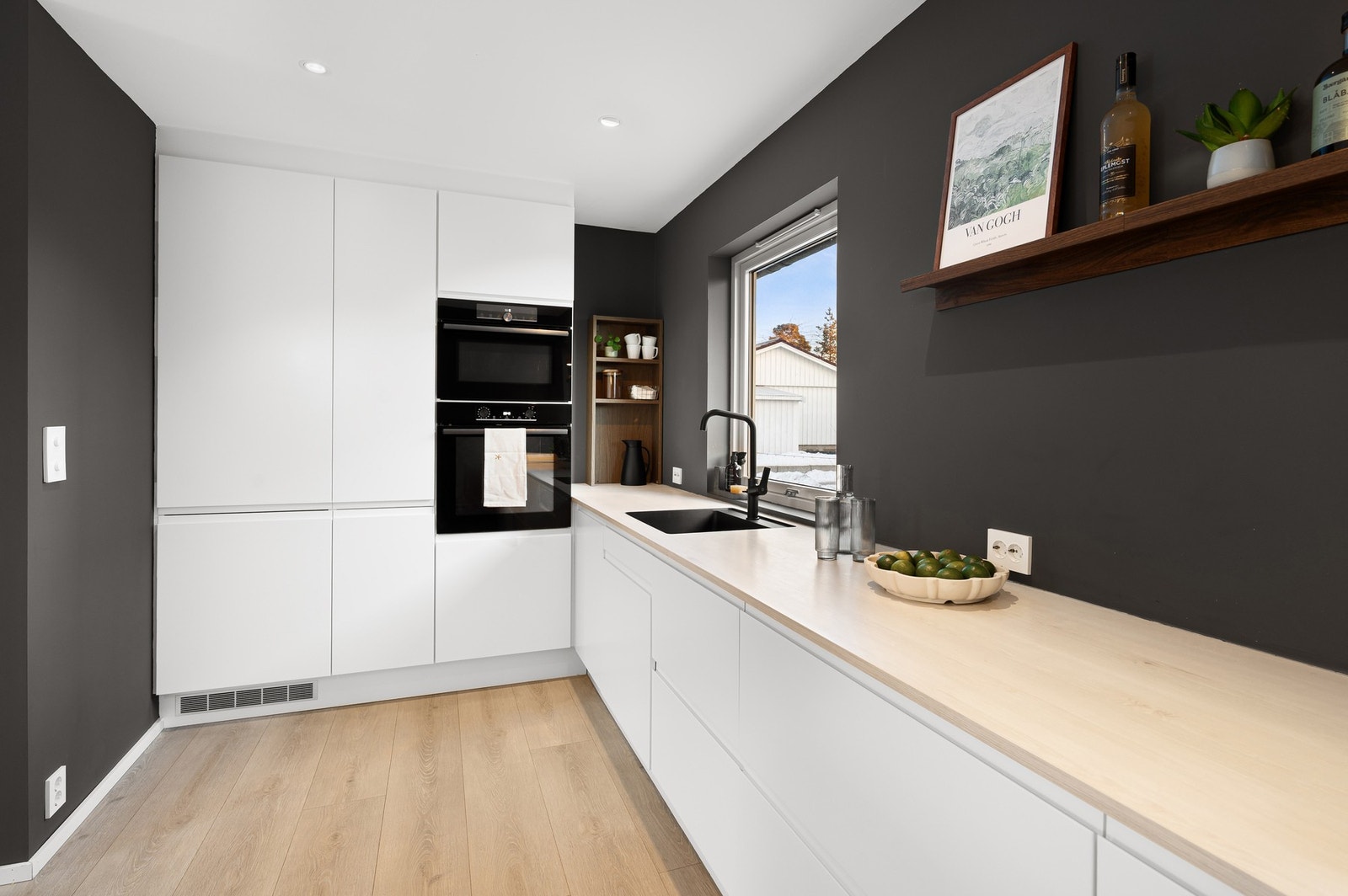 Kjøkkenet har god skap- og benkeplass som passer ypperlig ved matlaging og oppbevaring. Galleribilde