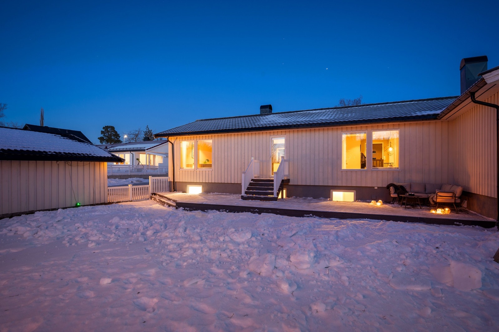 Betydelig oppgradert halvpart over to plan med romslig tomt og gode parkeringsmuligheter. Galleribilde