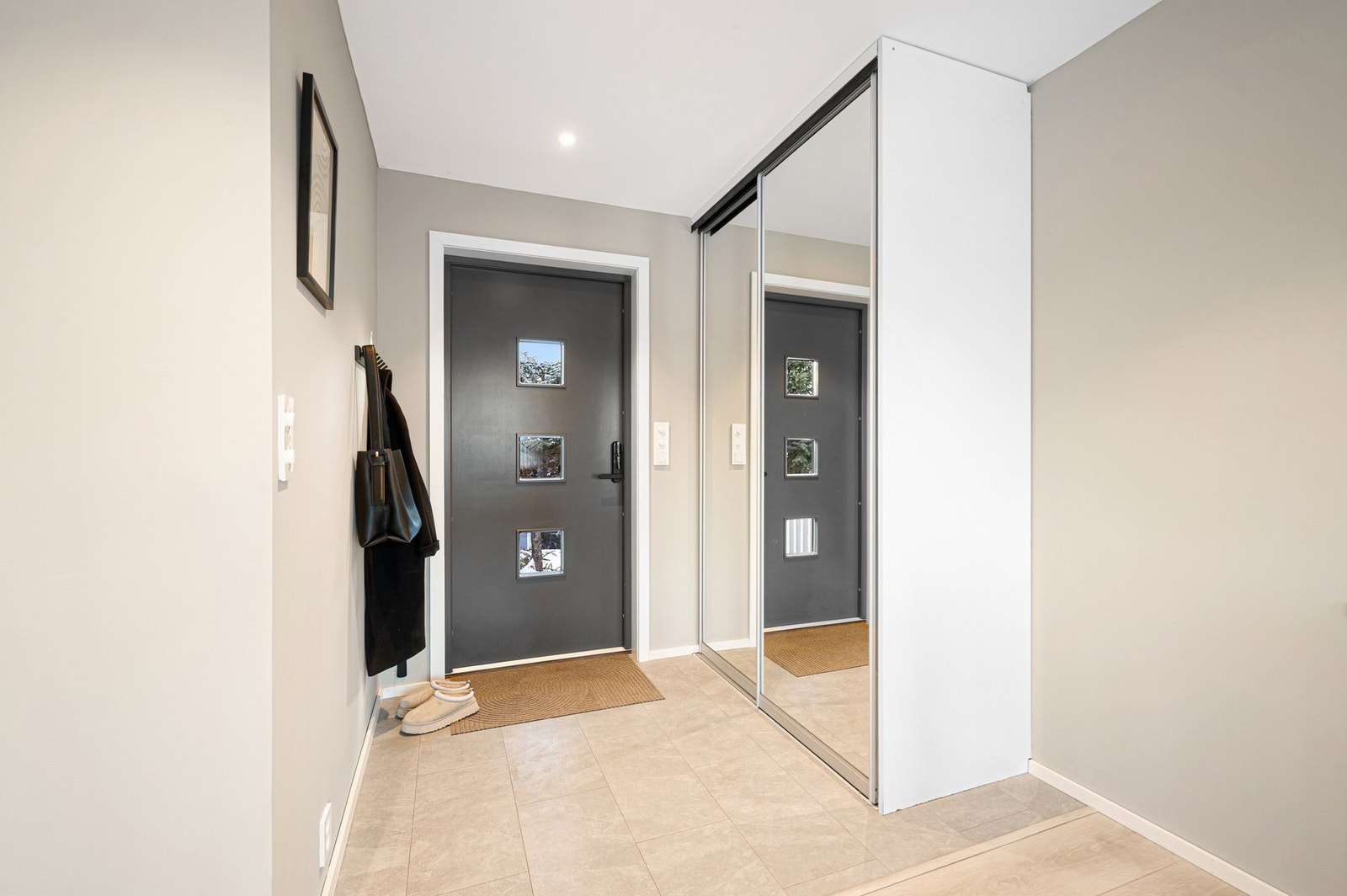 Innbydende entre med gode oppbevaringsmuligheter. Galleribilde