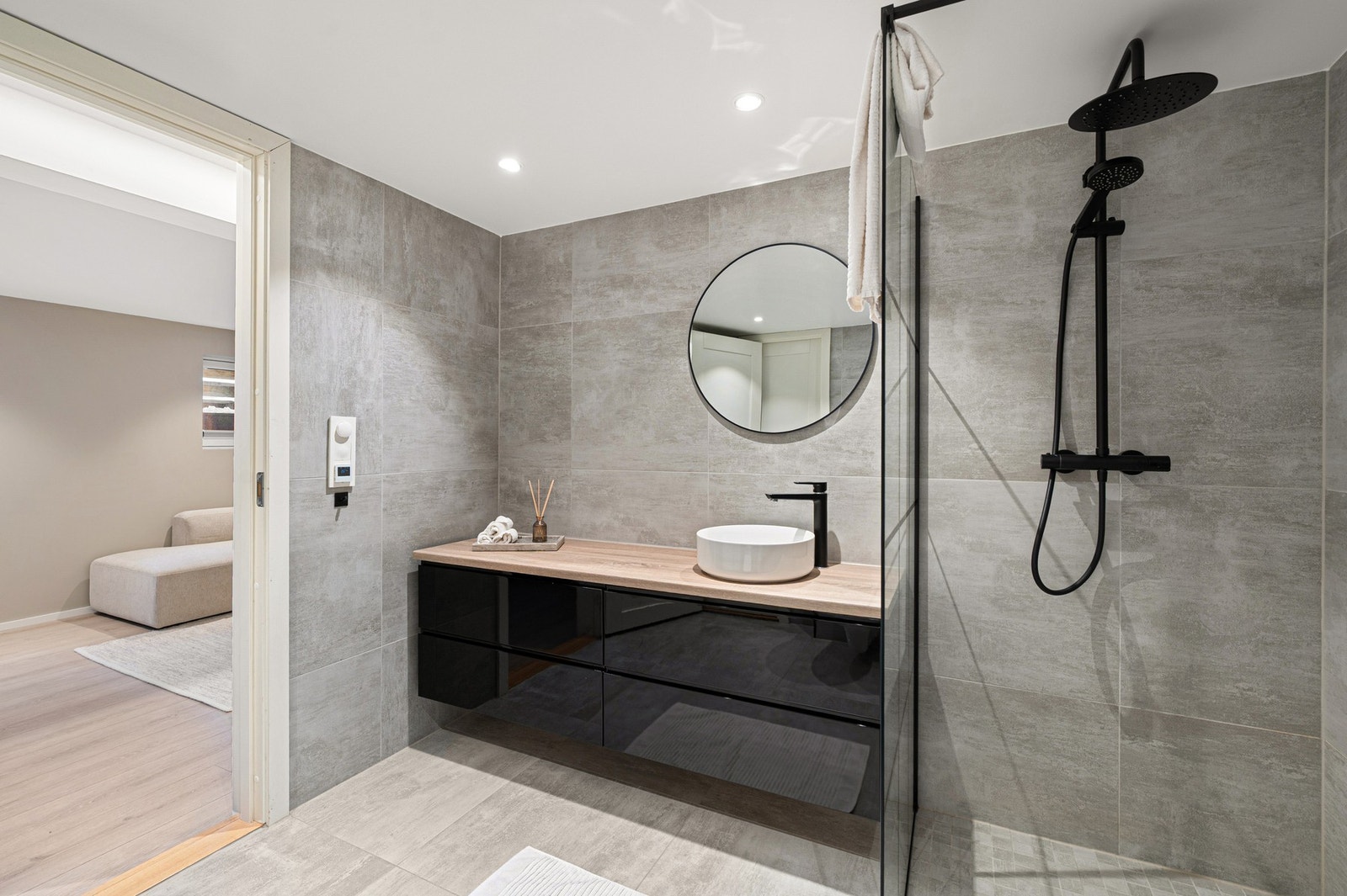 Lekkert baderom som er innredet med servant, dusjsone og vegghengt toalett. Galleribilde