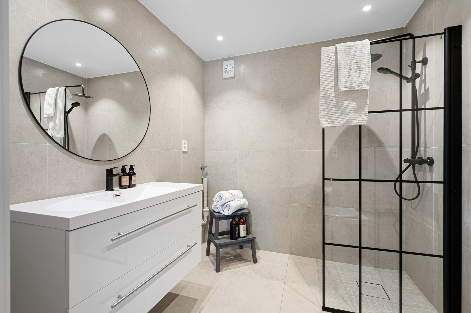 Baderom ble oppgradert i 2023, og består av tidsriktige og fine materialvalg. Galleribilde