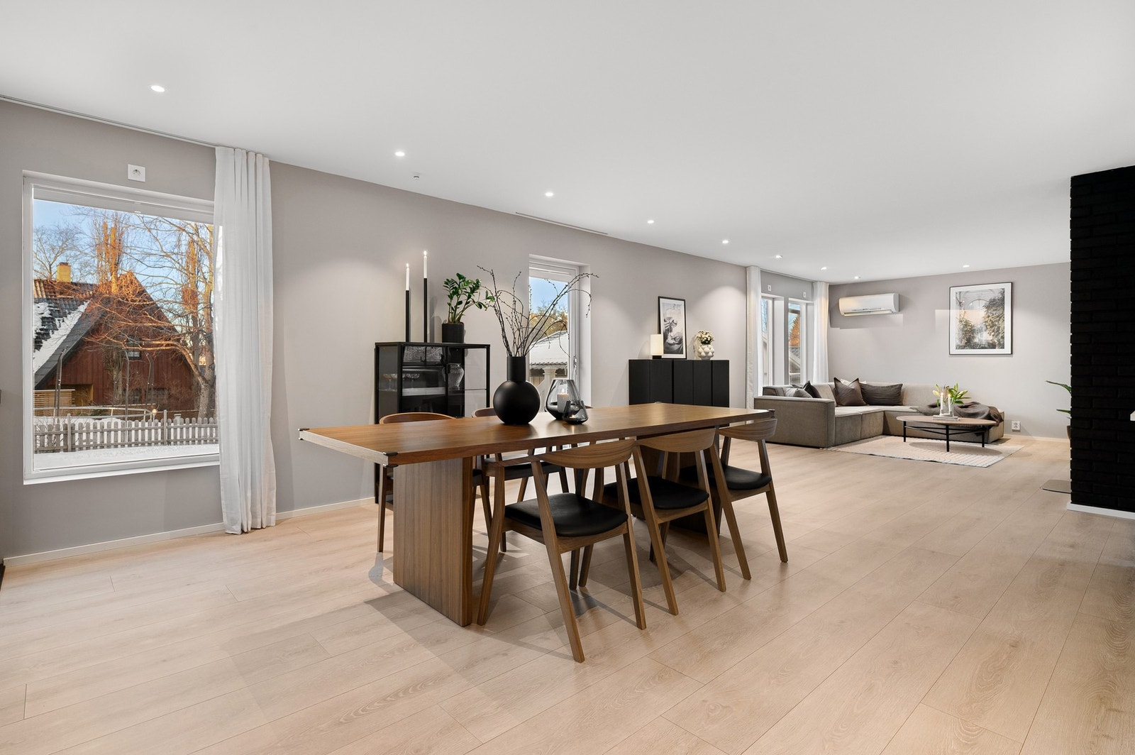 Naturlig skille mellom stue og spiseplass noe som gir flere soner i boligen. Galleribilde