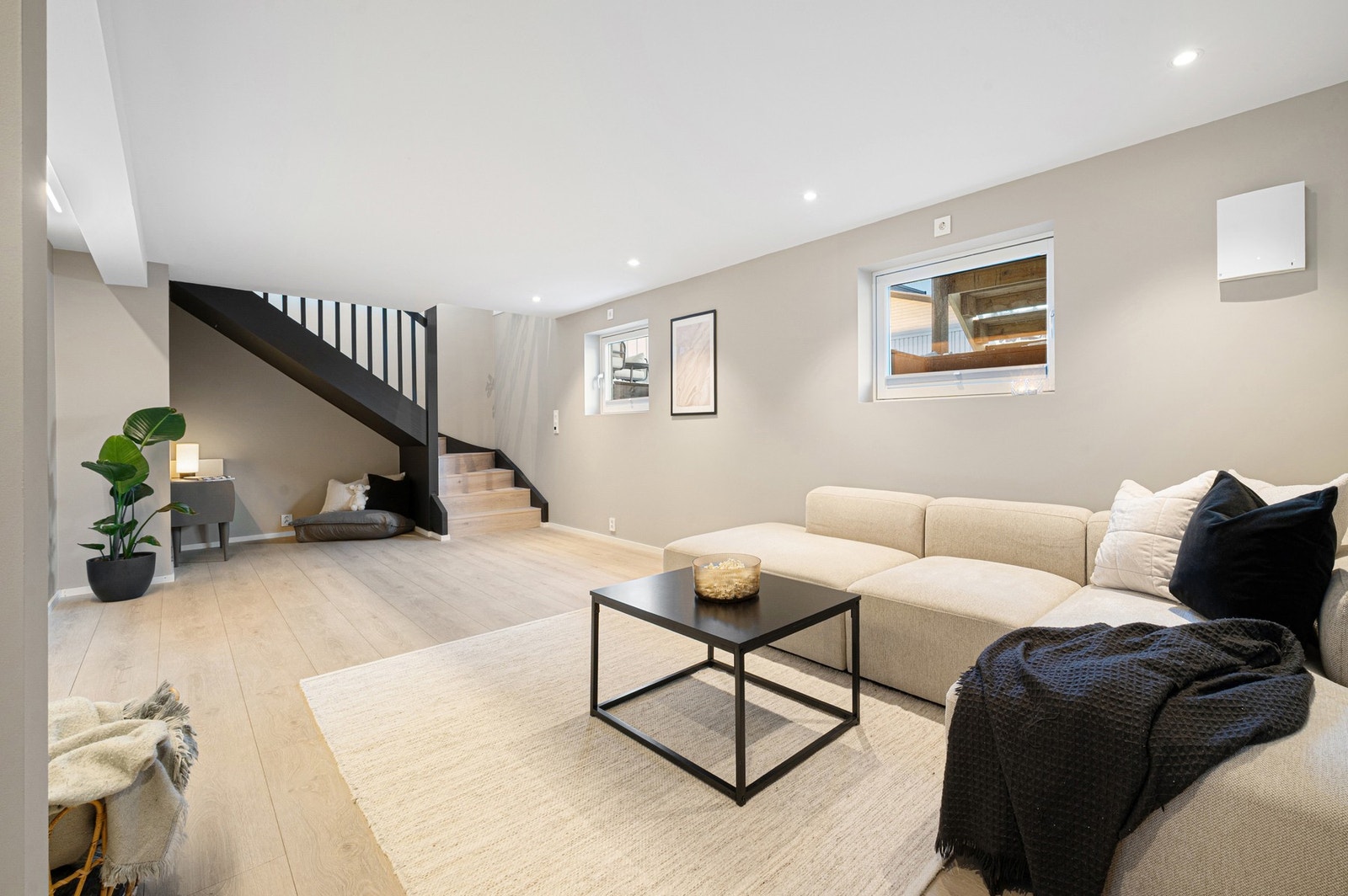 Kjellerstuen har god plass til stor sofagruppe og TV-krok. Galleribilde