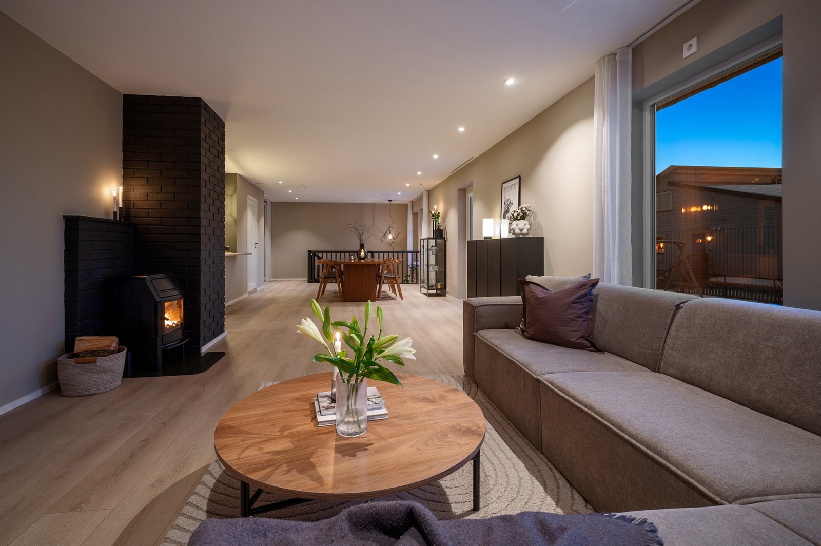 Boligen har en vedfyrt peis som skaper en hyggelig atmosfære. Galleribilde