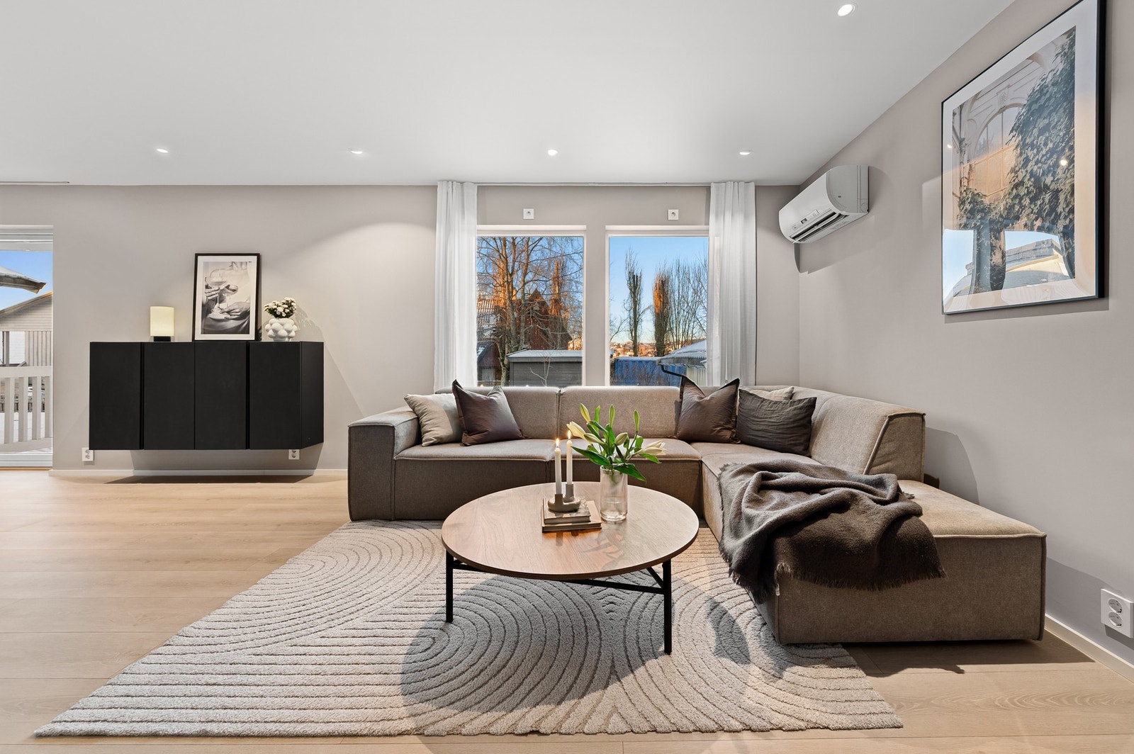 Lys og romslig stue med vinduer som slipper inn rikelig med naturlig lys. Galleribilde