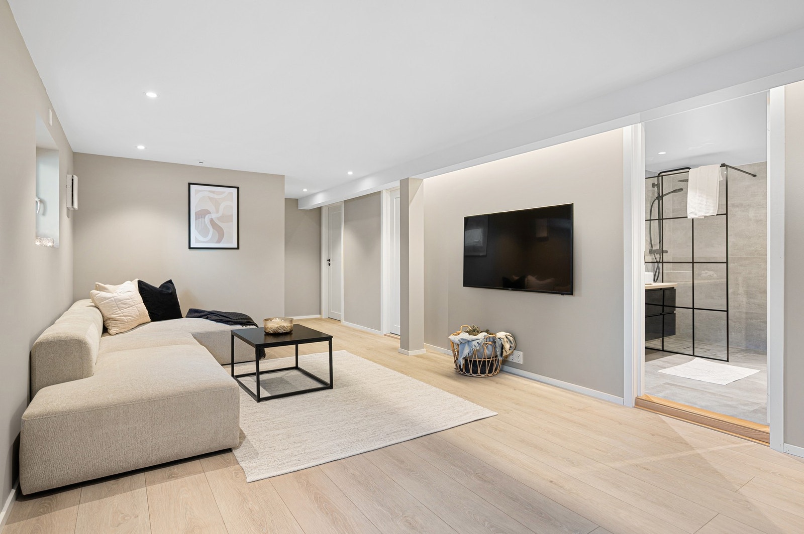 Boligen har praktisk planløsning som gir flere naturlig soner. Galleribilde