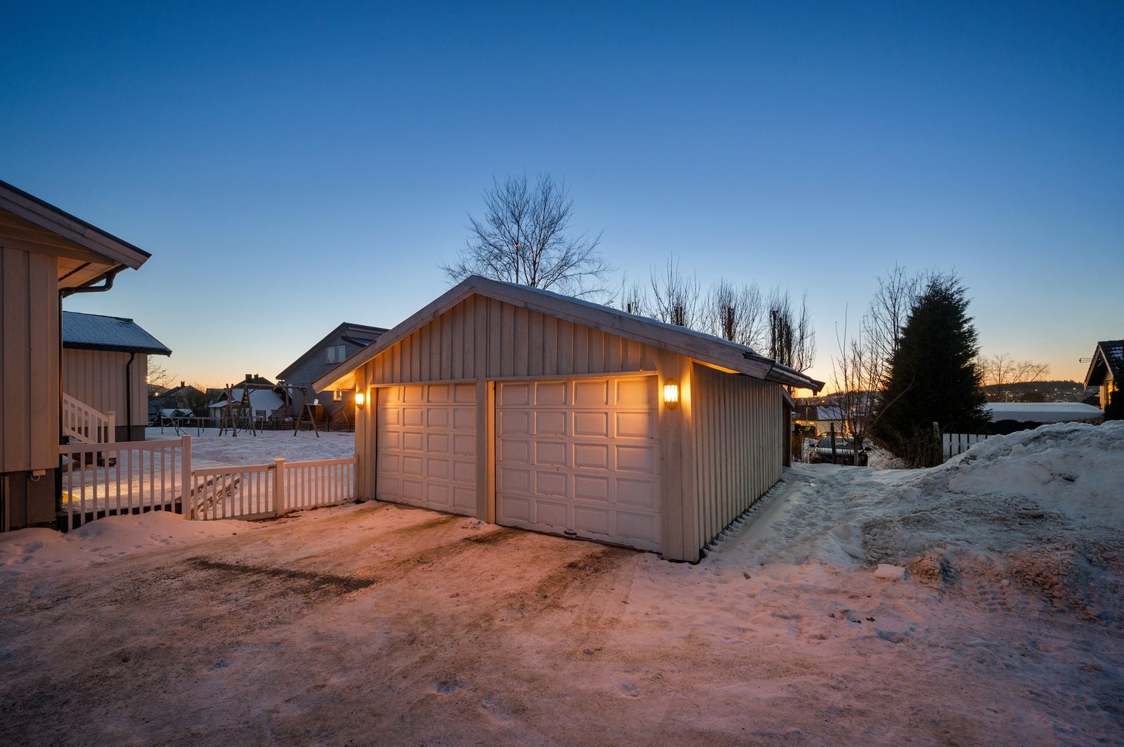 Parkeringsplass i felles garasje og en oppstillingsplass på tomt medfølger. Galleribilde