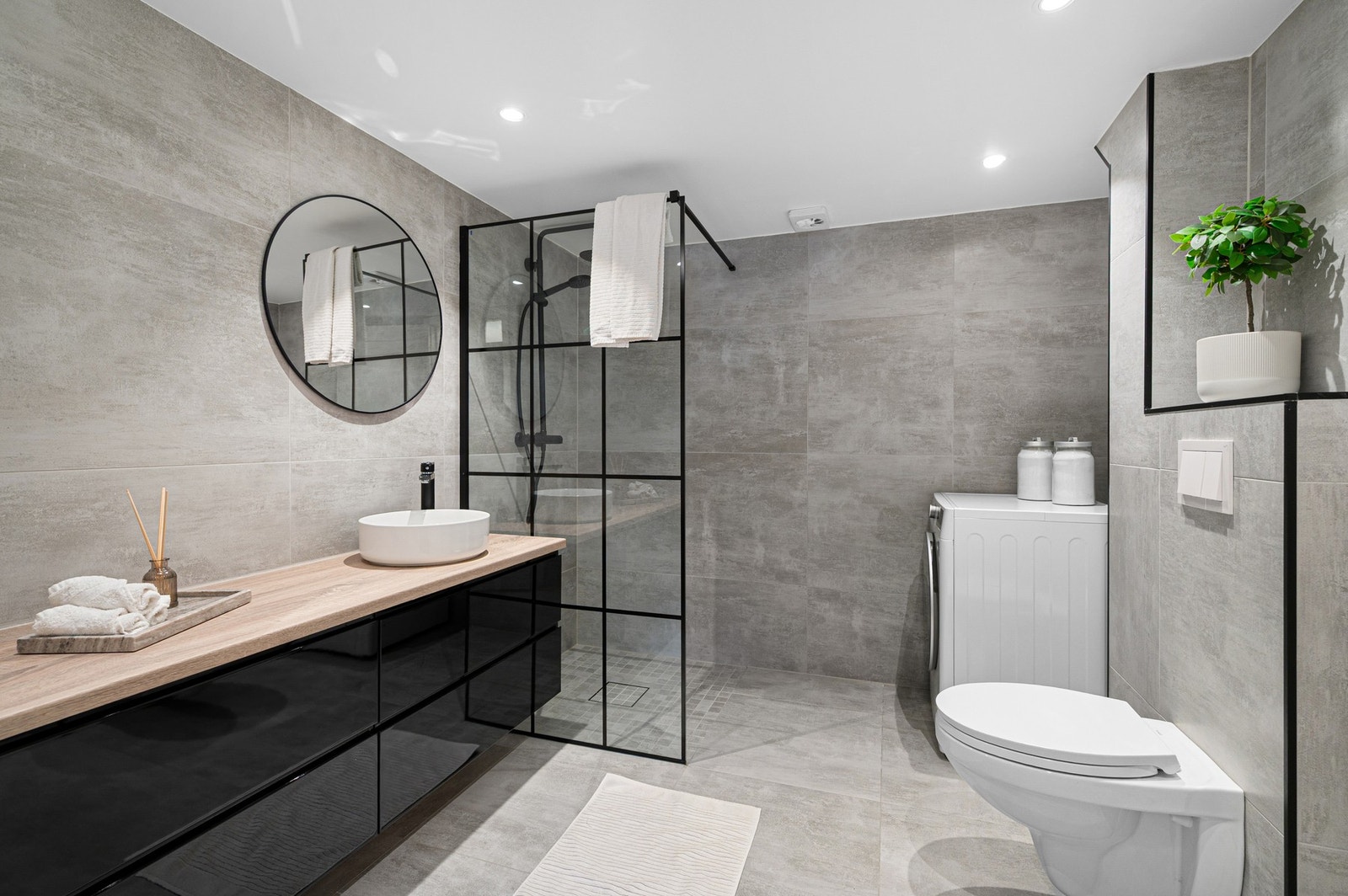 Baderom i sokkel fra 2023 med elektriske varmekabler og opplegg for vaskemaskin. Galleribilde