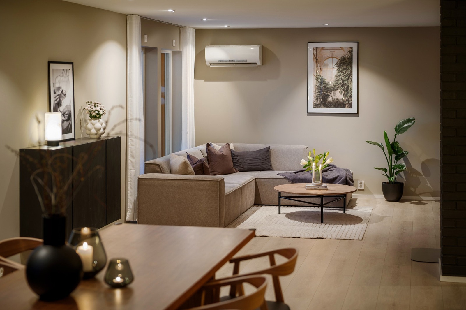 Boligen ble betydelig oppgradert i 2021-2023, og består av tidsriktige og fine materialvalg. Galleribilde