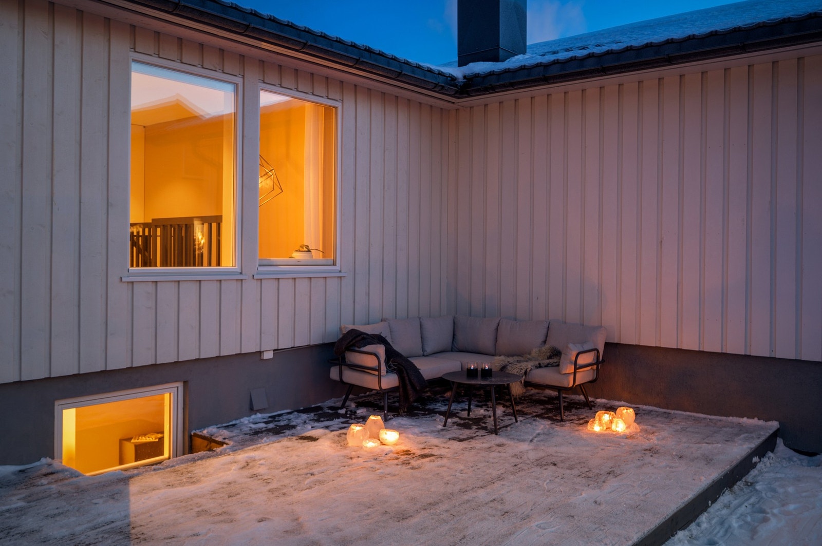 Terassen har gode solforhold og flere møbleringsmuligheter for hyggelige sammenkomster. Galleribilde