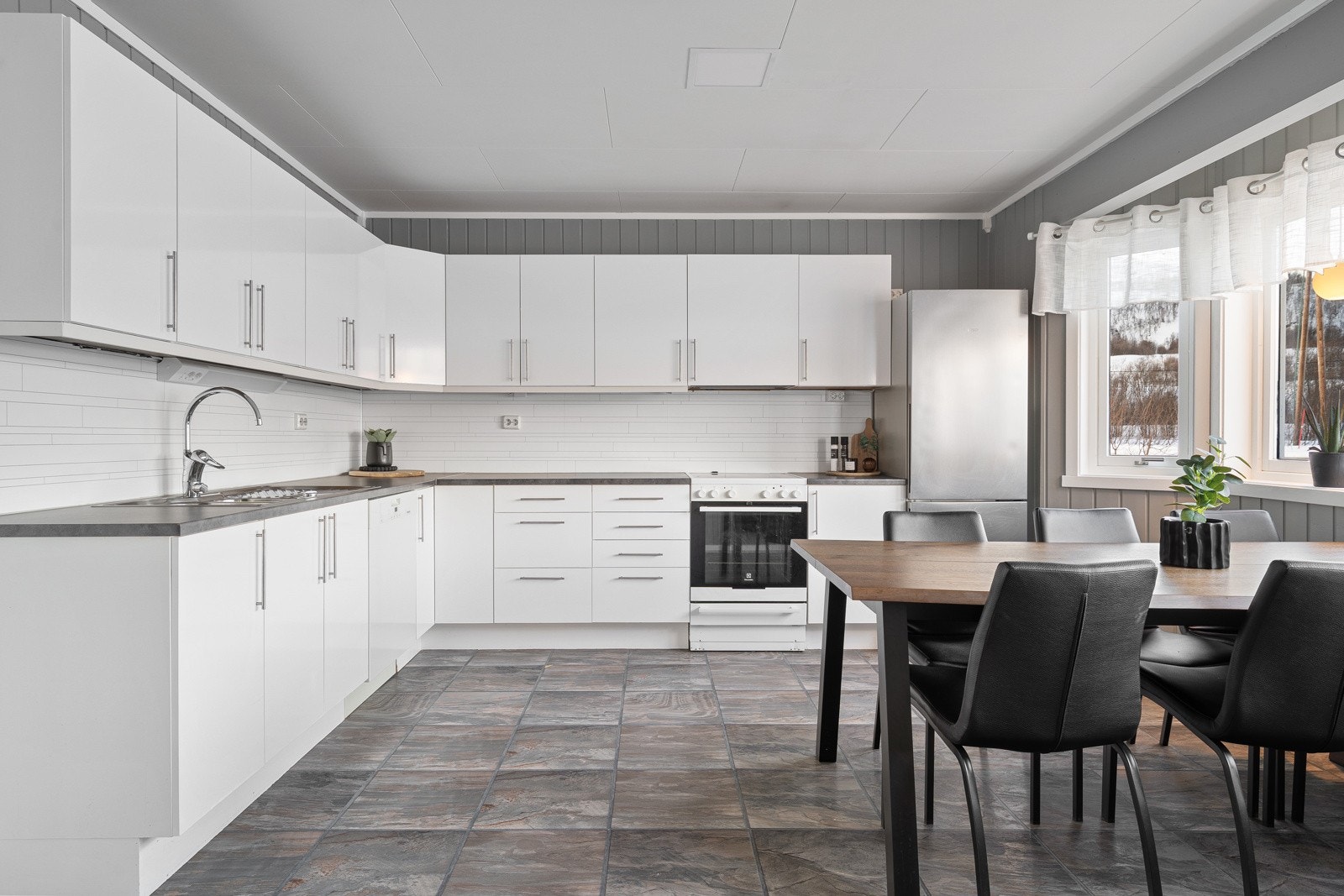 Kjøkkenet har godt med skap- og benkeplass!