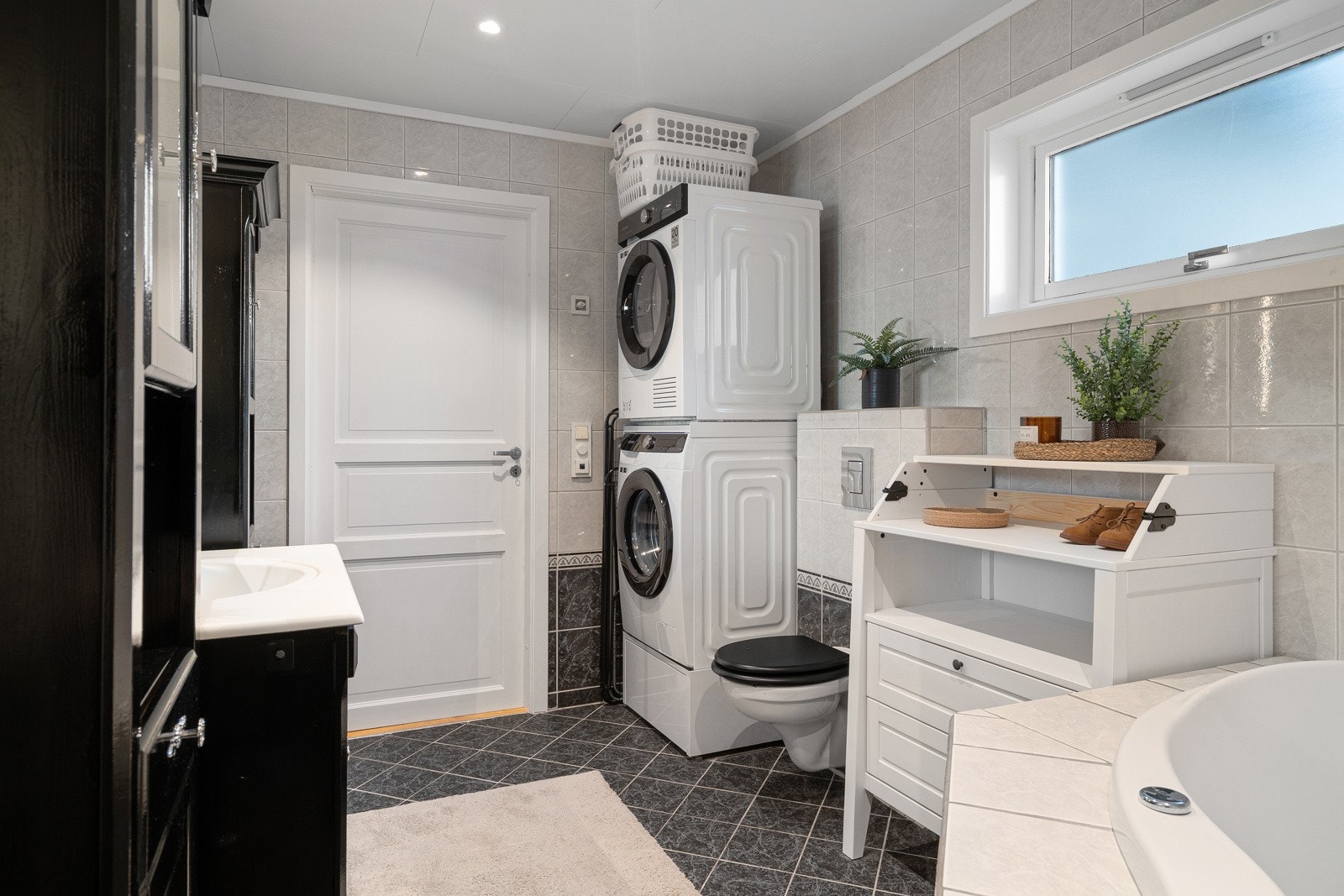 Her er det også naturlig plass for vaskemaskin og tørketrommel.