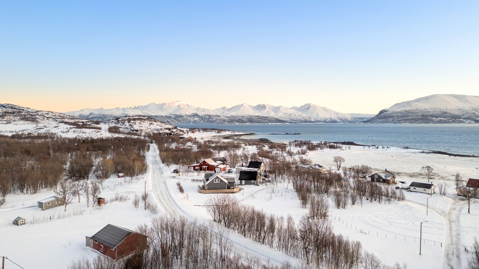 Hamneidet byr på naturnære omgivelser med spredt bebyggelse, åpent landskap og nærhet til sjøen. Rolig og landlig beliggenhet, med ca. 20 minutters kjøretur til Skjervøy og ca. 25 minutter til Storslett.