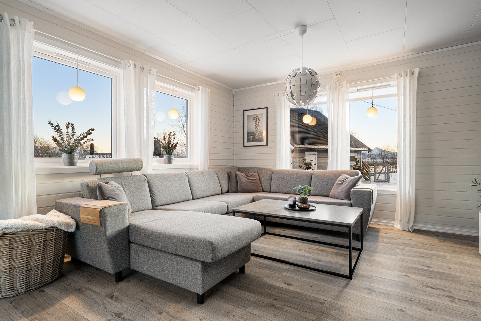 I ene delen av stuen er det etablert en naturlig sone for sofaen og TV.