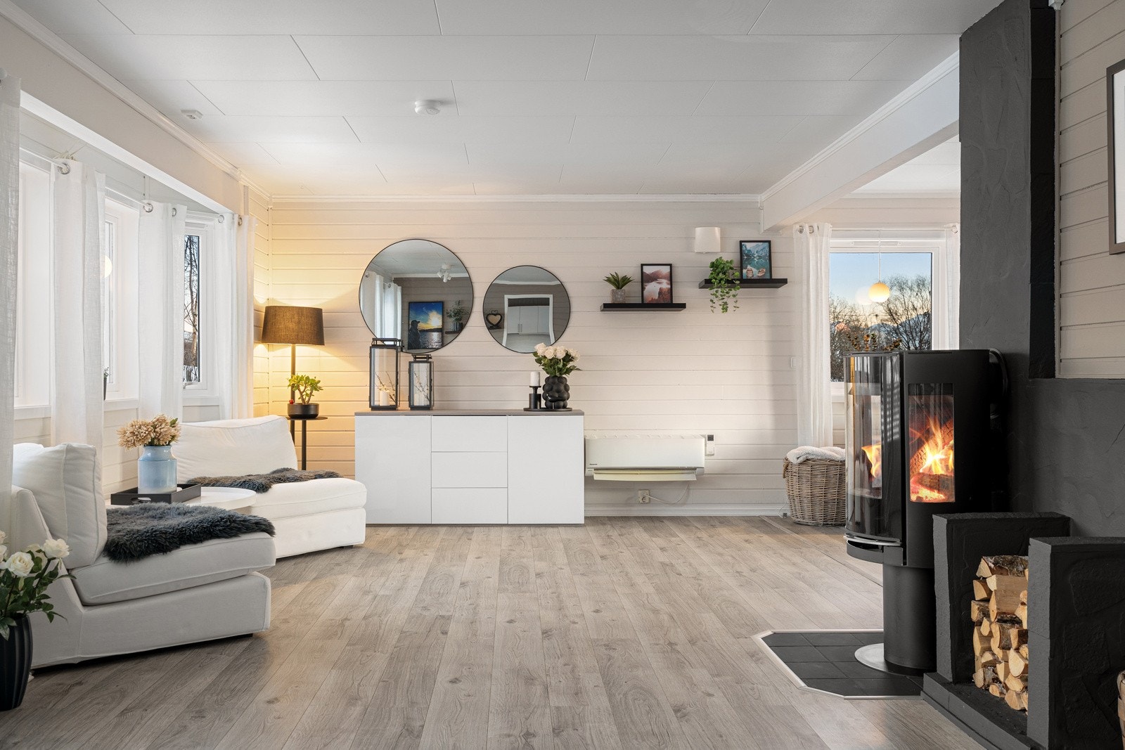 Lys og romslig møtepunkt for sosiale sammenkomster.