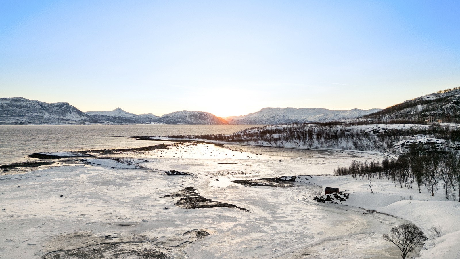 Fra eiendommen har man kort vei til sjø, friluftsliv og storslått nordnorsk natur.